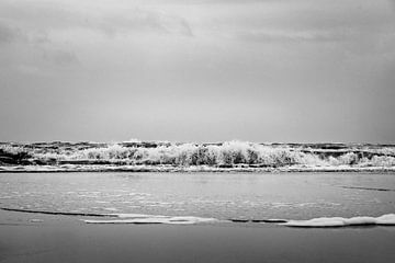 De golven aan het strand van Noordwijk van Linsey Aandewiel-Marijnen