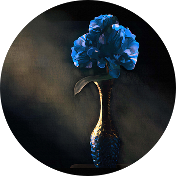 Blauwe hortensia in vaas low key stilleven van Maud De Vries