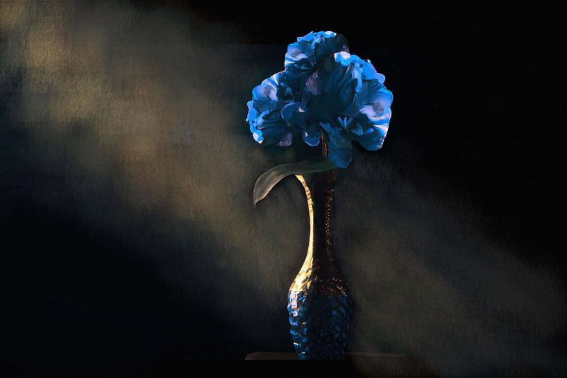 Blauwe hortensia in vaas low key stilleven van Maud De Vries