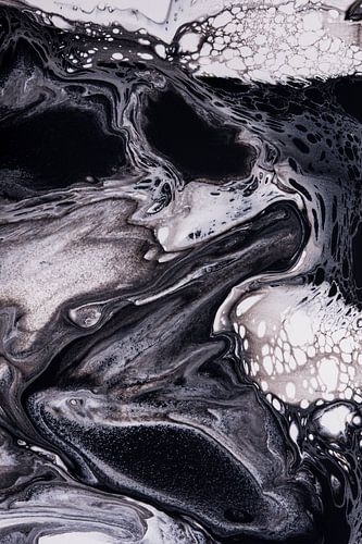 Vloeibare kleuren: zwart, grijs, wit en een beetje beige