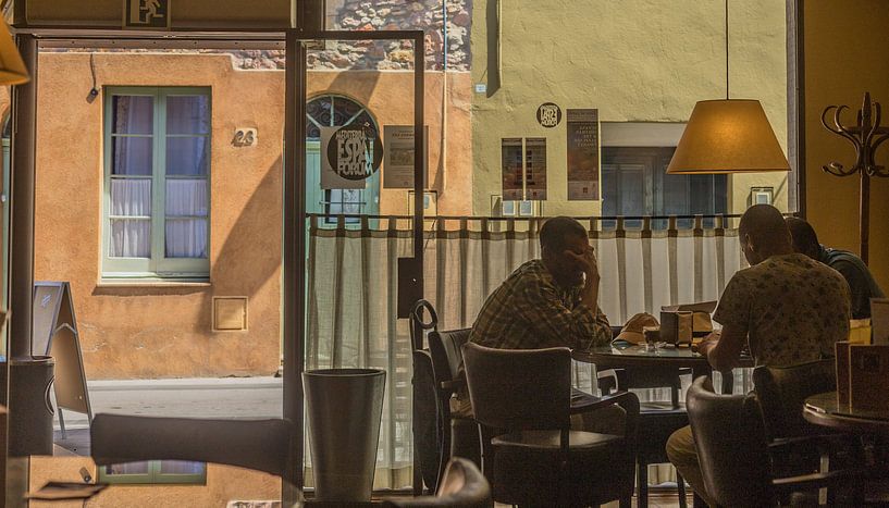 Cafe in spanischem Dorf von george vogelaar