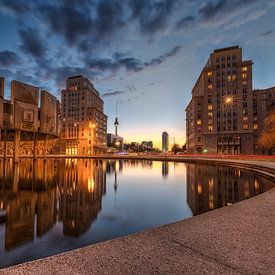 Berlijn: blauw uur op de Strausberger Platz van Salke Hartung