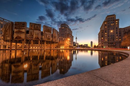 Berlijn: blauw uur op de Strausberger Platz