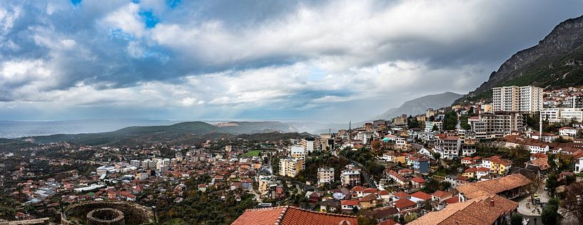 Kruja-Gebirge und Dorf in Albanien von Werner Lerooy