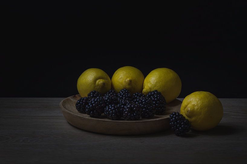 Still life with lemons and blackberries by John van de Gazelle fotografie