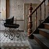 Oude kinderwagen in een huis van Vivian Teuns