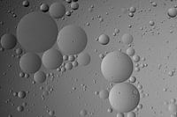 Gouttes d'huile dans l'eau