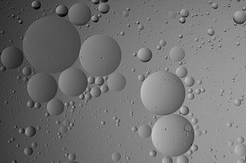 Oliedruppels in water