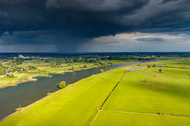 Die Landschaft an der IJssel an einem Sommertag mit dunklen Gewitterwolken von Sjoerd van der Wal Fotografie