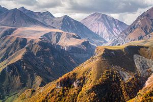 Denkmal in der Landschaft Georgiens.