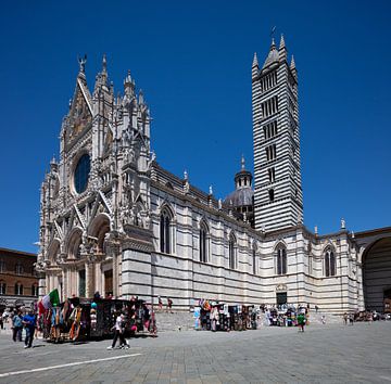 Duomo di Siena auf dem Platz in Siena, Italien von Joost Adriaanse