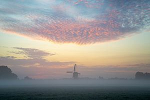 Molen tijdens zonsopgang. van Corné Ouwehand