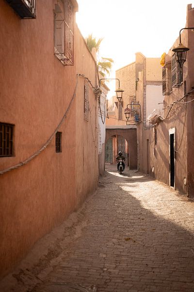 Cyclomoteur dans les tons de terre cuite de Marrakech le matin par Teun Janssen