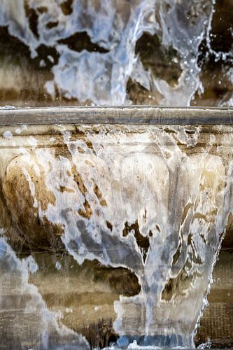 Fontein met waterval en spetterend water