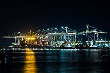 Haven activiteiten in de nacht - Rotterdam Maasvlakte II van STEVEN VAN DER GEEST