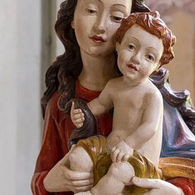 Bunte Skulptur der Heiligen Maria mit Kind von Hilda Weges