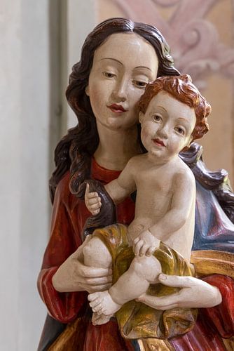 Kleurrijk beeld van Heilige Maria met kindje