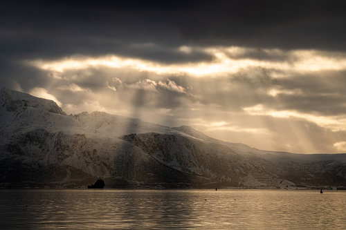 Dramatisches Winterlicht über den Bergen in Norwegen – Landschaftsfotografie