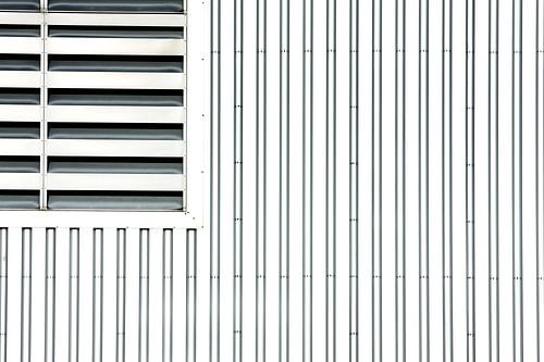 Open beluchting in een stalen muur