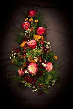 Fleurig en kleurig bloemstuk tegen donkere achtergrond van Richard Zeinstra