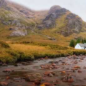 Weißes Haus in Glencoe, Schottland von Richard Nell
