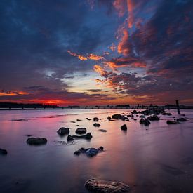 Jeu magique de couleurs au-dessus de l'eau sur StephanvdLinde