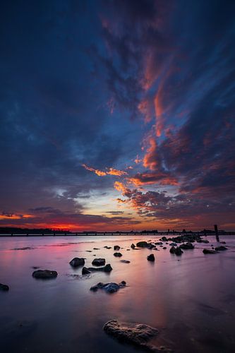 Magisch kleurenspel boven het water