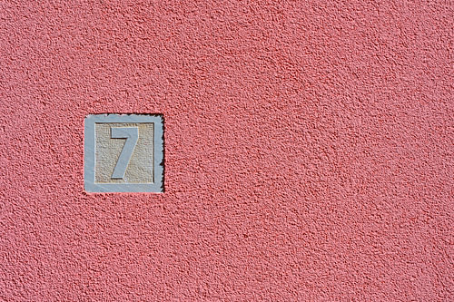 La maison numéro sept, adossée à un mur rose