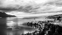 Montreux am Genfersee am Abend - monochrom