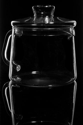 Glaswaren auf Schwarz, Teekanne