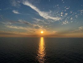 Zonsondergang op zee! van Marco Dekkers
