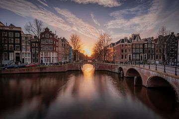 Amsterdam zonsondergang Leidsegracht en Keizersgracht van Thea.Photo