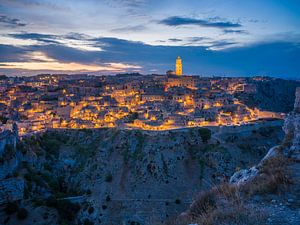 Blick über die Schlucht nach Matera bei Nacht
