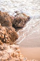 Rotsen in de branding I Sitges, Barcelona, Spanje I Spaanse zomer aan het strand I Reis en natuur fo