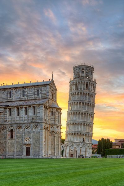 Der Schiefe Turm von Pisa bei Sonnenaufgang von Michael Valjak