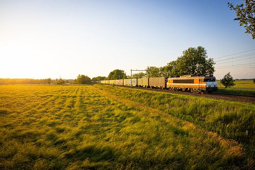 Un train de marchandises traversant la voie ferrée près de Baarn par une belle soirée d'été