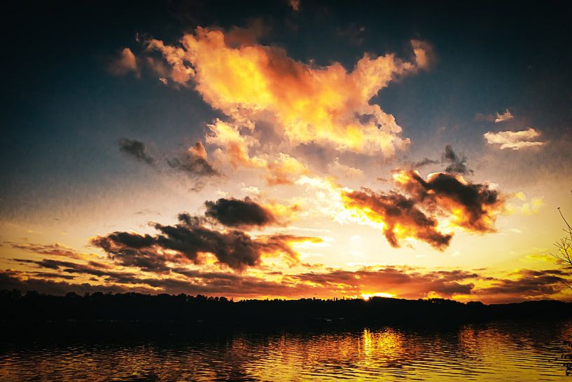 Zonsondergang en wolkenvorming aan het Baldeney meer in Essen Ruhrgebied van Dieter Walther
