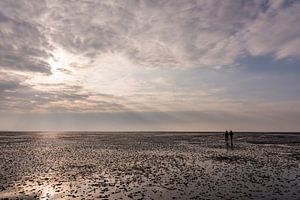 Deux randonneurs sur les vasières à Schiermonnikoog sur John Verbruggen