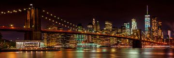 SKYLINE van MANHATTAN EN de BROOKLYN BRIDGE Idyllische night view van Melanie Viola