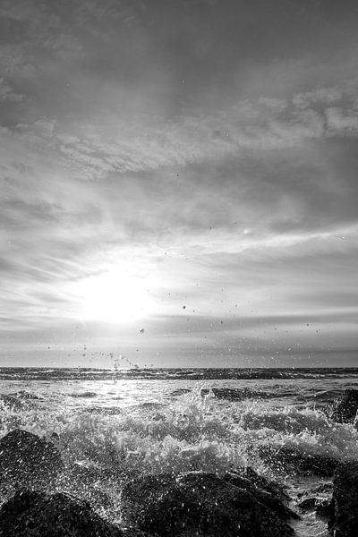 zwart wit foto van ondergaande zon met hoge golven in de branding van Karijn | Fine art Natuur en Reis Fotografie