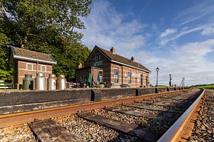 Voies ferrées devant l'ancienne station Twiske du tramway à vapeur Hoorn-Medemblik
