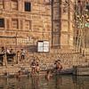 mensen bezoeken Ganges rivier ghat in Varanasi, India van Tjeerd Kruse