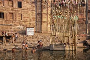 mensen bezoeken Ganges rivier ghat in Varanasi, India