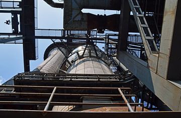 roestige silo op het voormalige hoogovencomlpex Lapadu in Duisburg van Robin Verhoef
