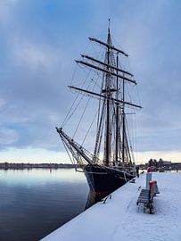 Voilier dans le port de la ville de Rostock en hiver sur Rico Ködder