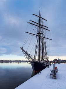 Segelschiff im Stadthafen in Rostock im Winter