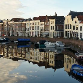 Middelburg überlegt. Middelburg reflète. Middelburg spiegelt sich weiter. Middelburg reflektiert von Addy van den Bosse