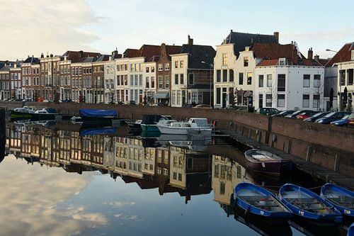 Middelburg reflects. Middelburg reflète. Middelburg spiegelt sich wider. Middelburg reflects