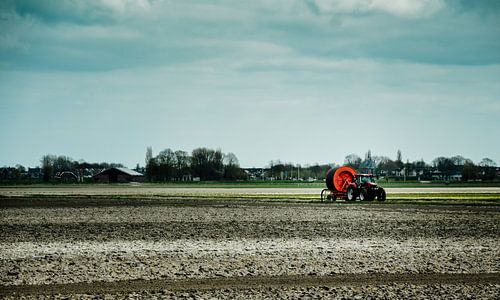 Een boer oogst het veld