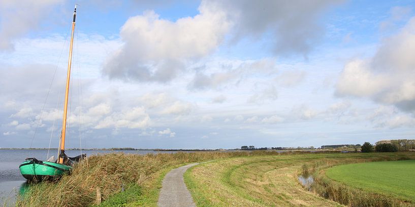 Skûtsje at the Sneekermeer by Pim van der Horst